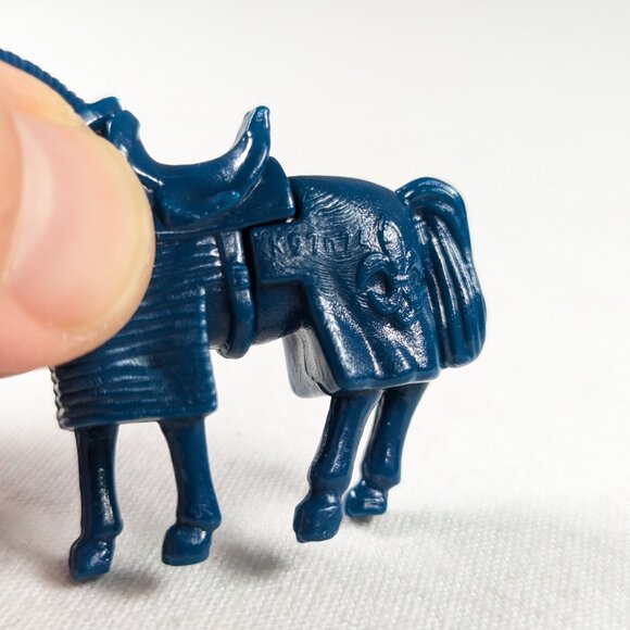 Set of 4 plastic medieval horse toys + metal knight figurine - Picture 7 of 7